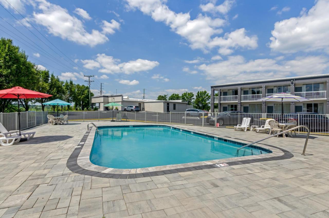 Suburban Studios Verona - Staunton North Экстерьер фото