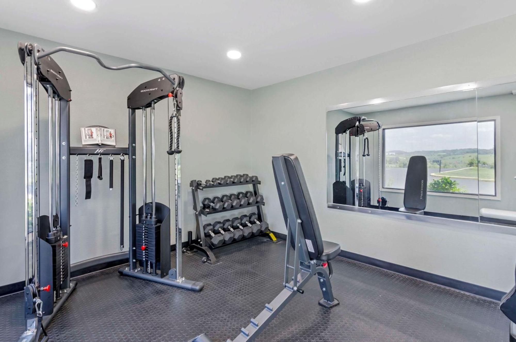 Suburban Studios Verona - Staunton North Экстерьер фото