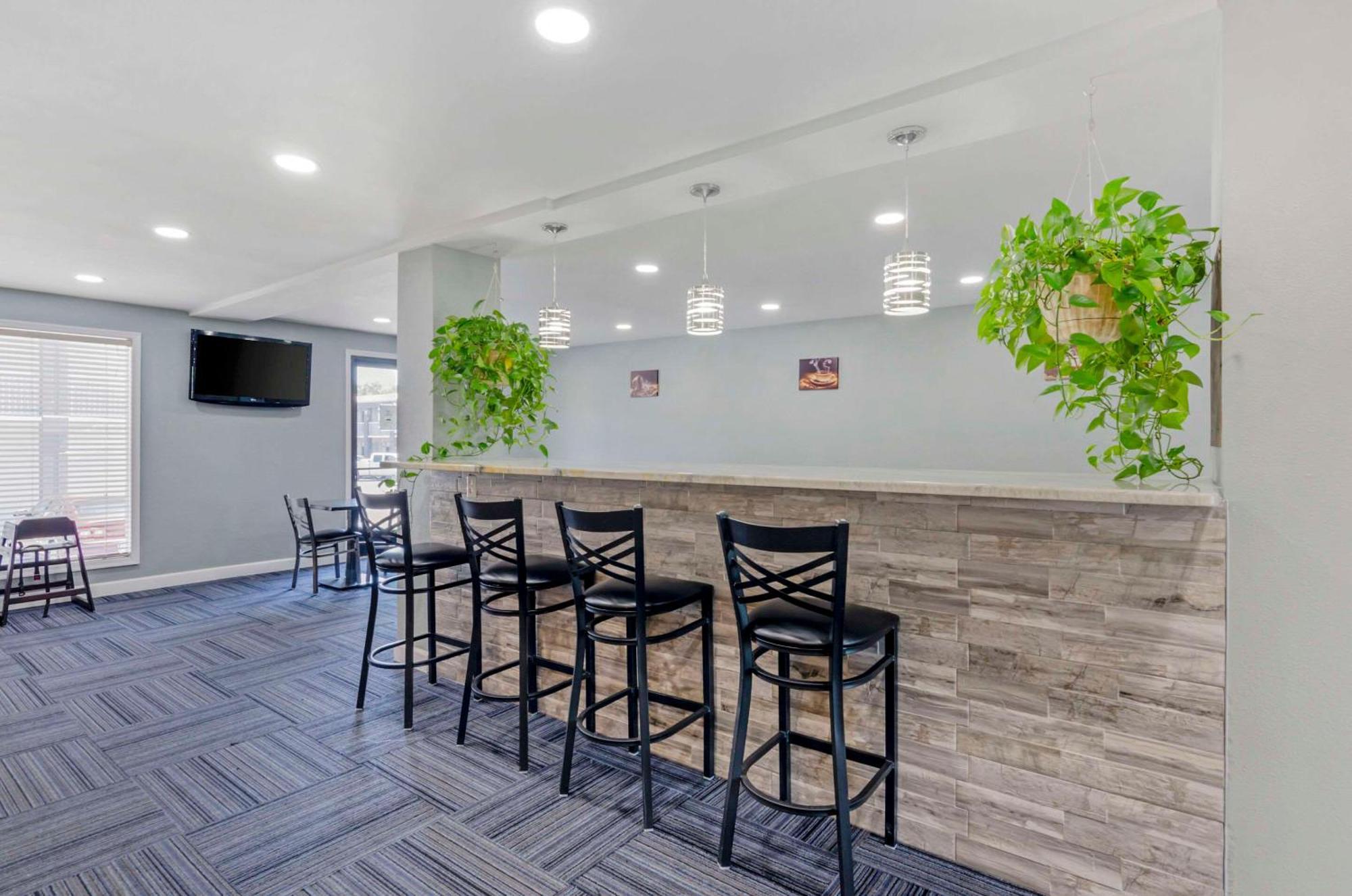 Suburban Studios Verona - Staunton North Экстерьер фото